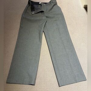 HEATHER GREY - pictured in black
Aritzia Effortless pant - reg length, size 12
